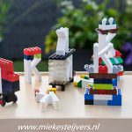 Afscheid in de tuin, spelen met LEGO.